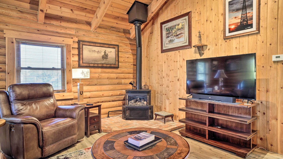 Glendo Cabin | Remote Cabin w/Gas Stove < 7 Mi to Town!