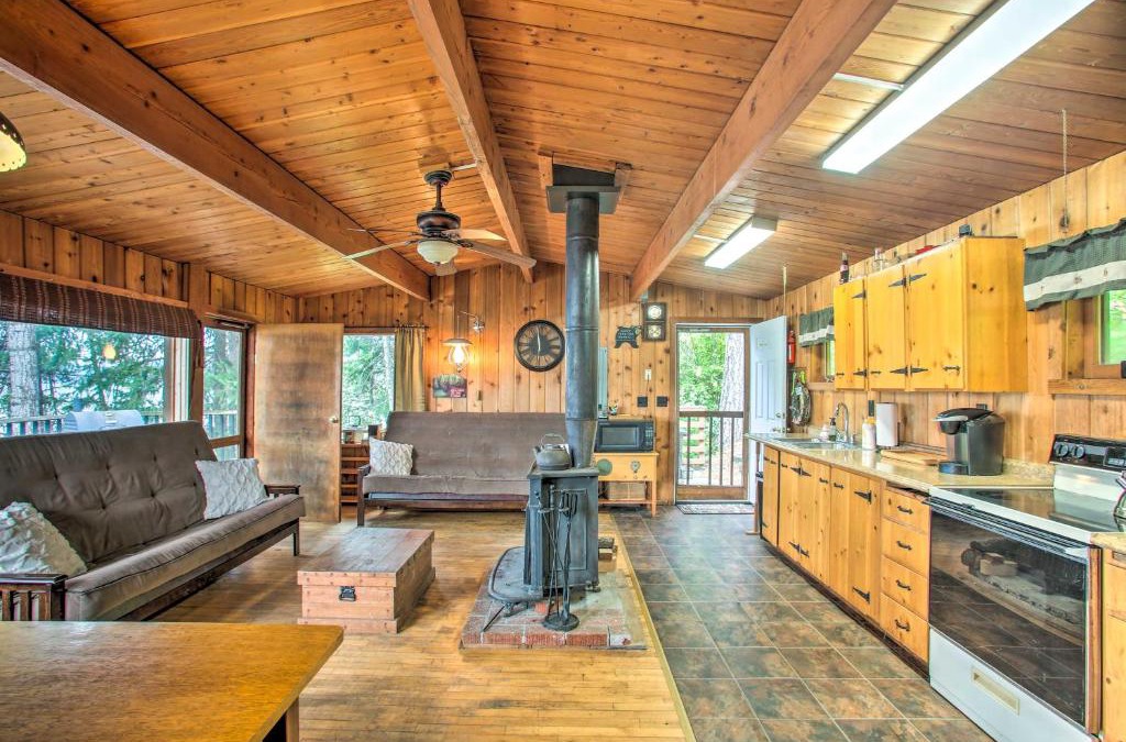 Worley House | Remote Escape Serene Lakeside Cabin with Beach