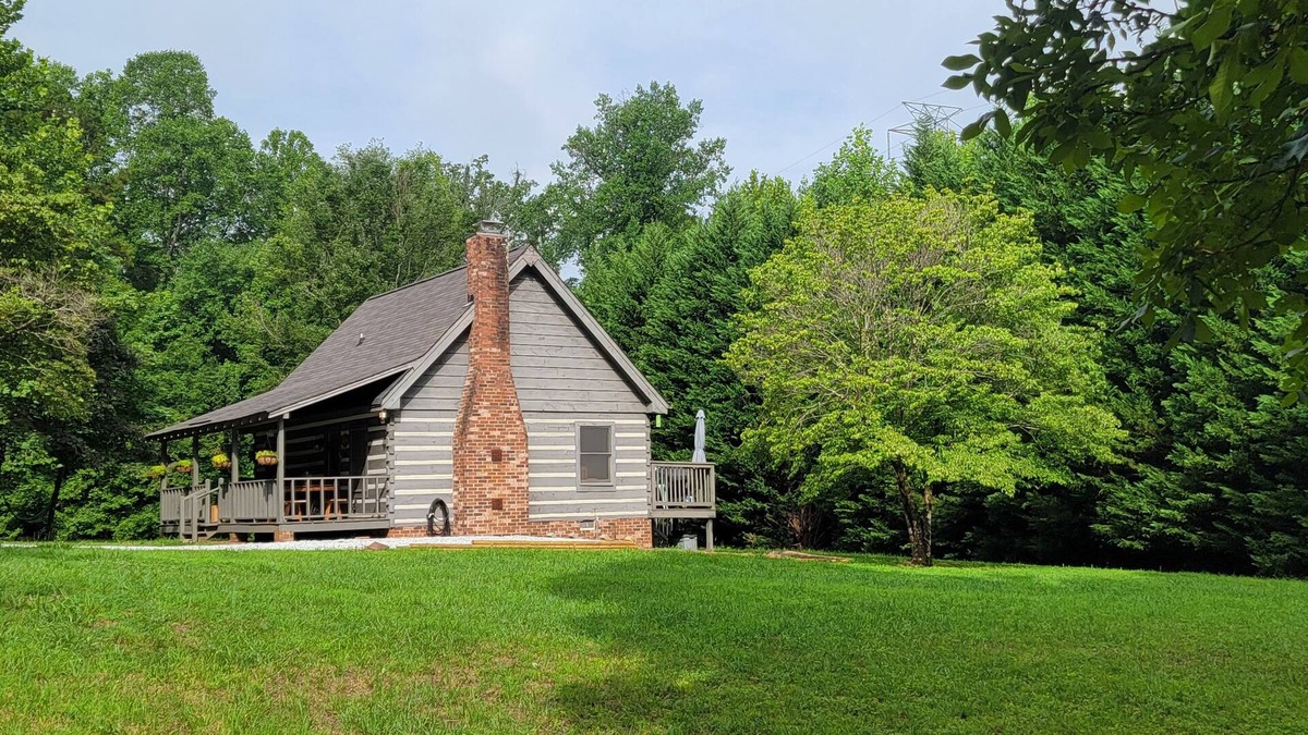 Travelers Rest Cabin | Remote, Modern, Cozy Cabin on 12 acres; Only 2.5 Miles from Traveler's Rest!