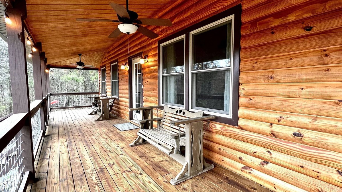 Bentonville Cabin | Remote Riverfront Cabin: Hot Tub * Fast Wi-Fi * Disc Golf * Pool Table * Games!