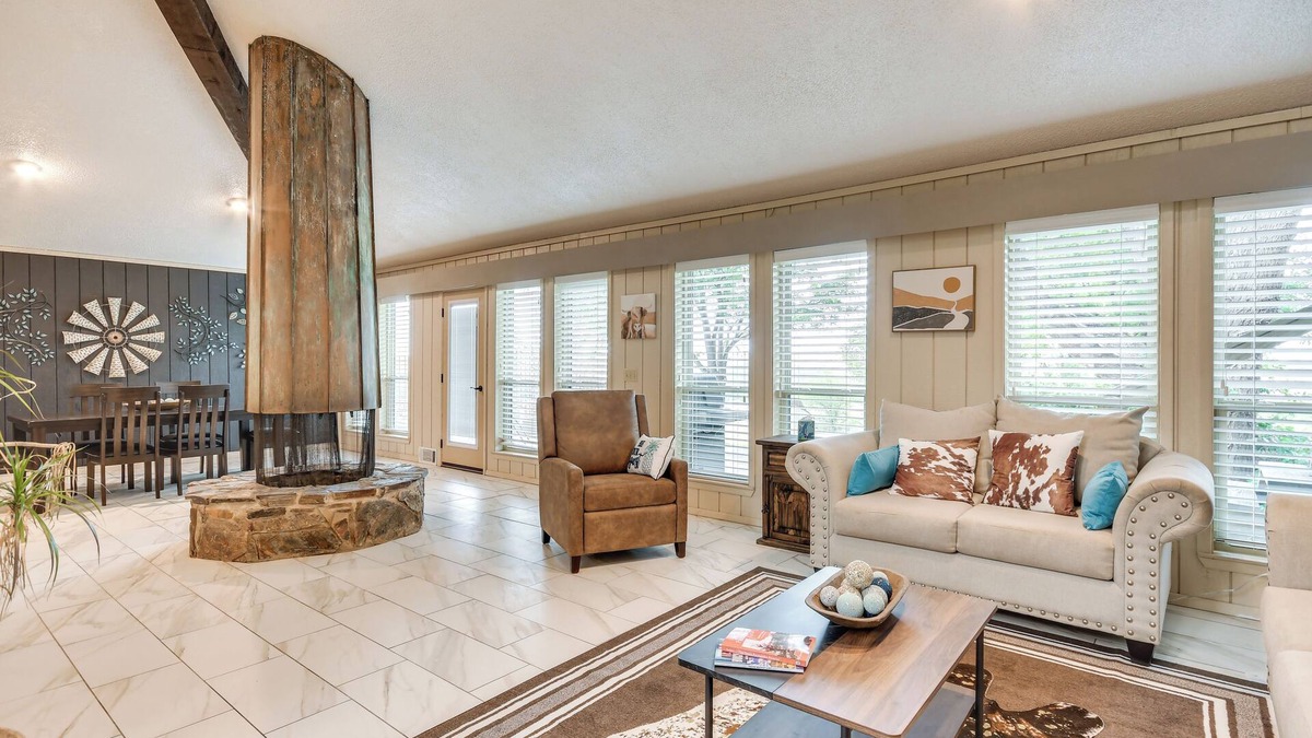 Dalhart House | Remote Texas Retreat: Hot Tub, Deck, Grill!