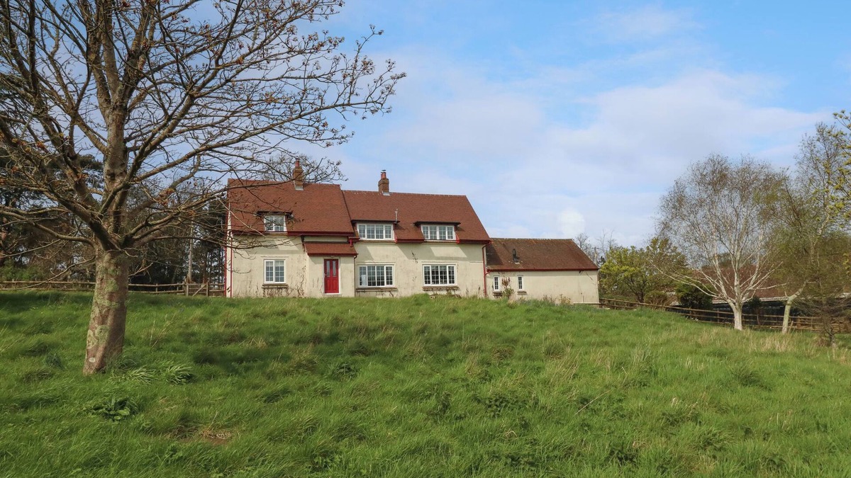 Corfe Cottage | REMPSTONE FARMHOUSE, pet friendly, with hot tub in Corfe Castle