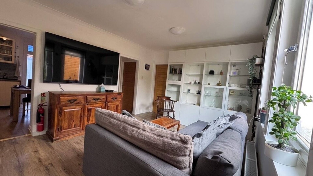 Restalrig Apartment | "Rena" Bright & Modern City Center Apartment. 24