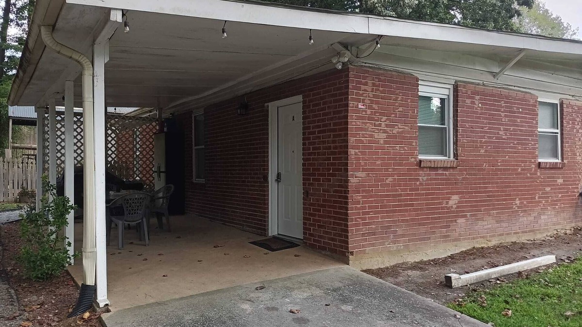 Doraville House | Renew Apartment Duplex, families couples or singles for vacation or work