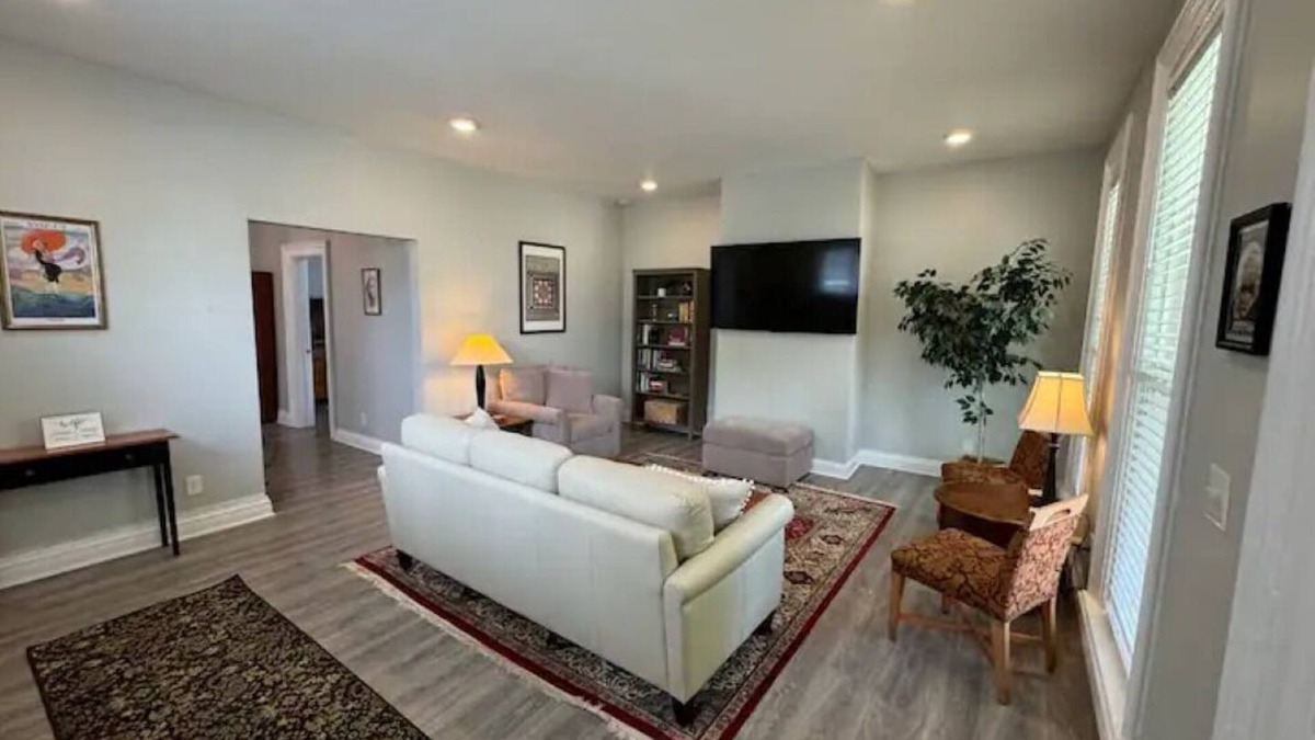 Bryant House | Reno'd 5Pts Buffalo Gem - Parking/Walkable with WiFi and AC