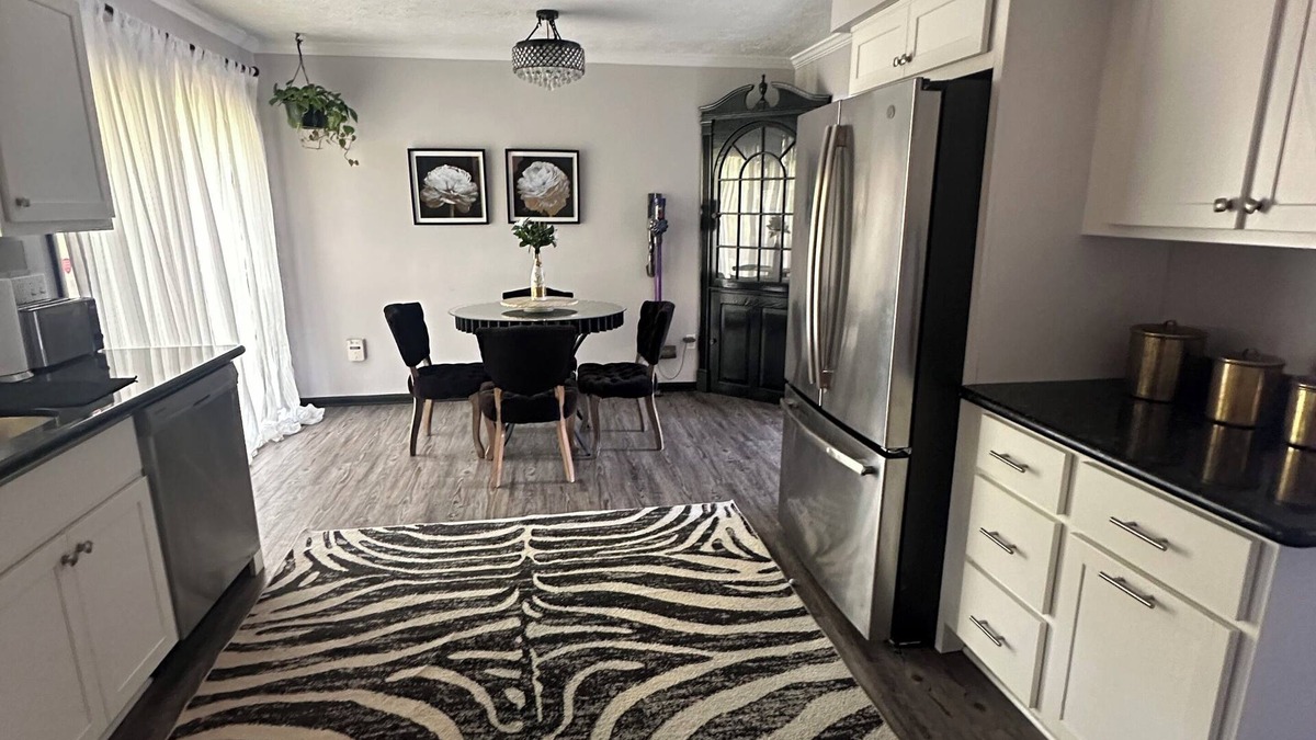 Aliquippa House | Reno’d 2-br townhome with W/D, D/W, private deck in tranquil Sheffield Terrace