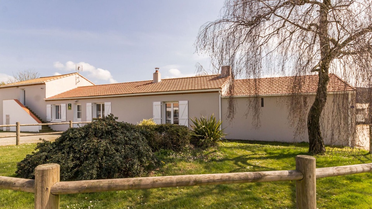 Saint-Hilaire-de-Chaleons Cottage | Renovated Farmhouse Near the Sea with Garden, WiFi, and Family Amenities
