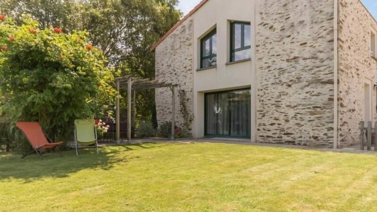 La Chebuette Cottage | Renovated Home near Loire: Garden, Modern Amenities, 3 Bedrooms, Close to Nantes