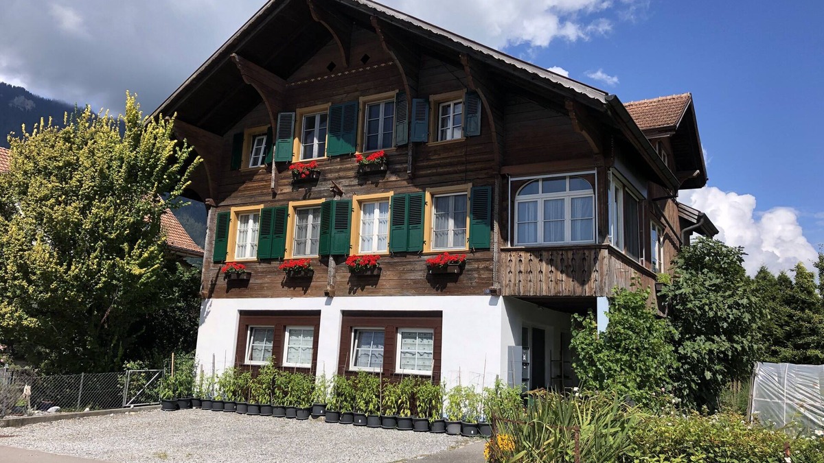 Boenigen House | Renovated flat in classic Chalet by the lake.