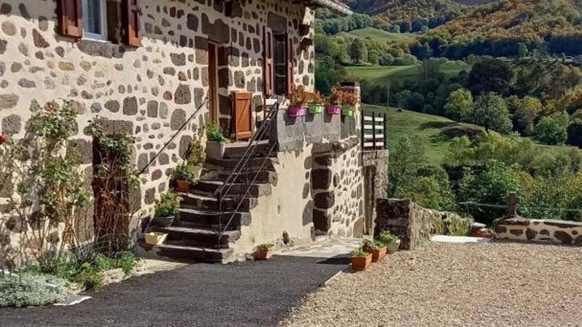 Mandailles-Saint-Julien Cottage | Renovated historic house with terrace, pets allowed