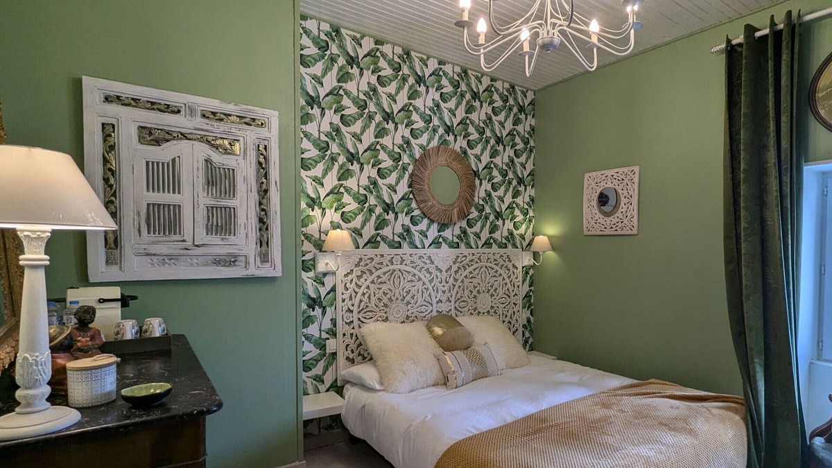 Saint-Victor-sur-Arlanc Bed & Breakfast | Renovated guest house with dining in Altiligerian countryside