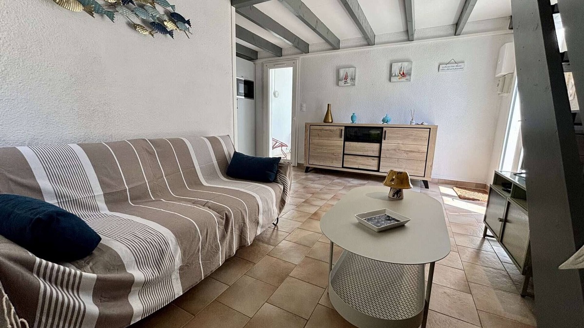 Domino House | Renovated house near beach, 4 sleeps, WIFI, parking