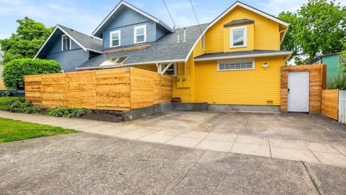 Amazon House | Renovated, 1 block to Matthew Knight Arena and 3 blocks to Hayward Field