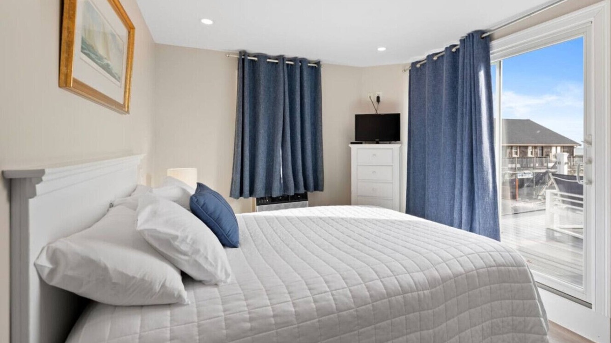 Falmouth Heights Apartment | Renovated 1 Queen Bed Suite w/Ocean Deck