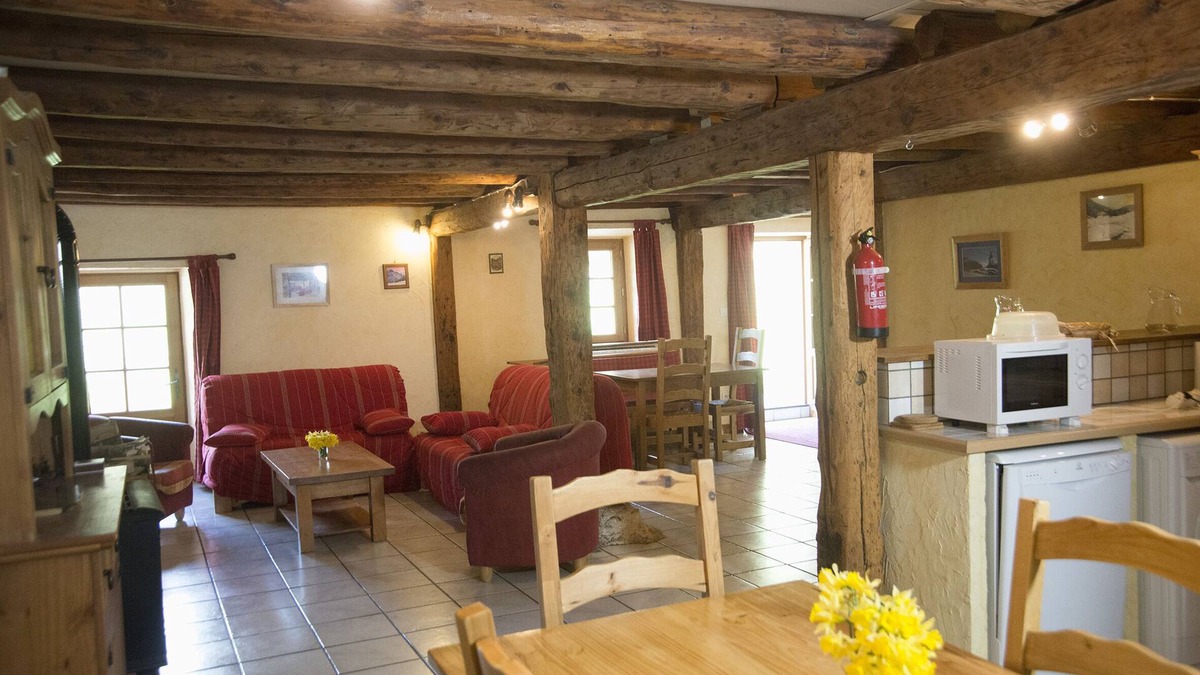 La Pesse Cottage | Renovated 120 square metre gîte in old farmhouse