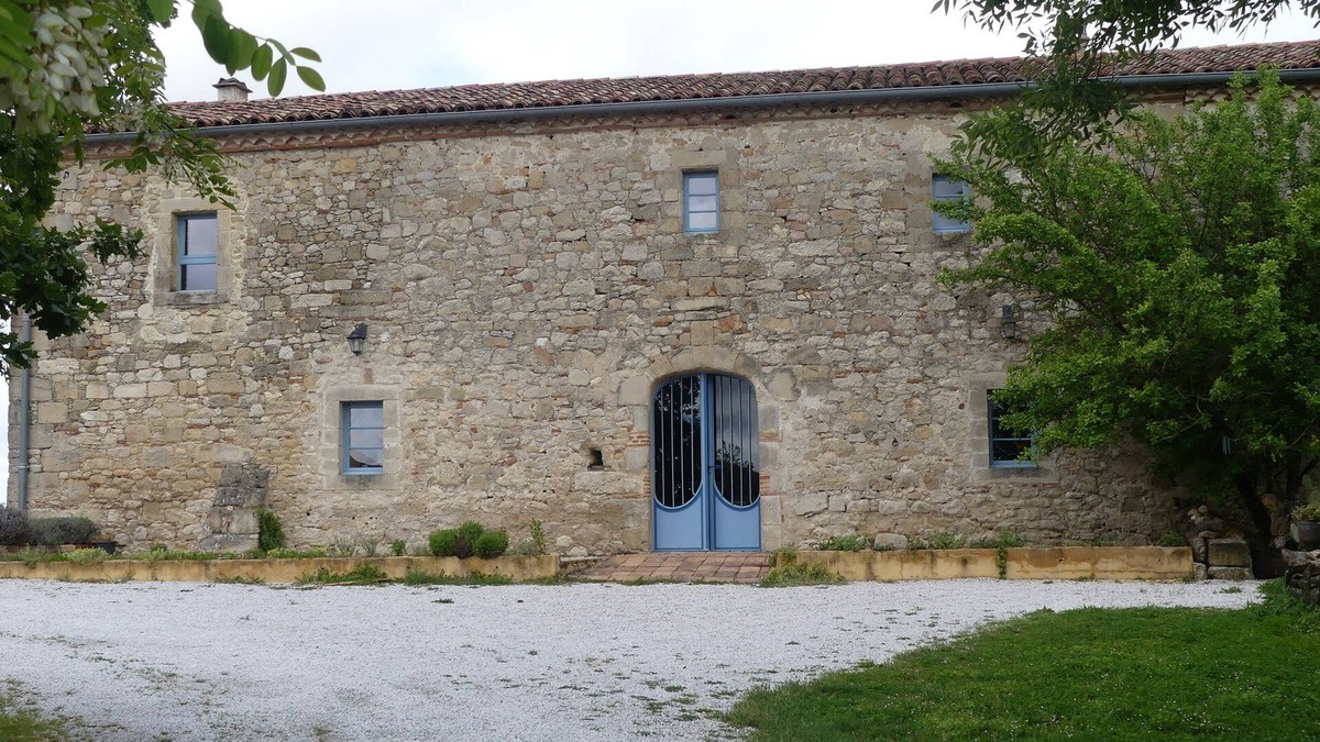 Lacroisille House | Renovated 18th-century fortified farmhouse with view