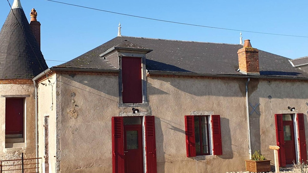 Cindre Cottage | Renovated 19th-century house with terrace and EV charger