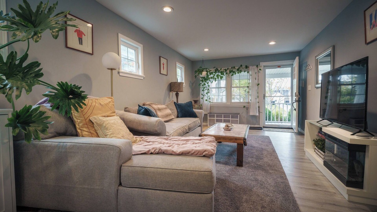 Kenmore House | Renovated 2-bedroom house with Hot Tub
