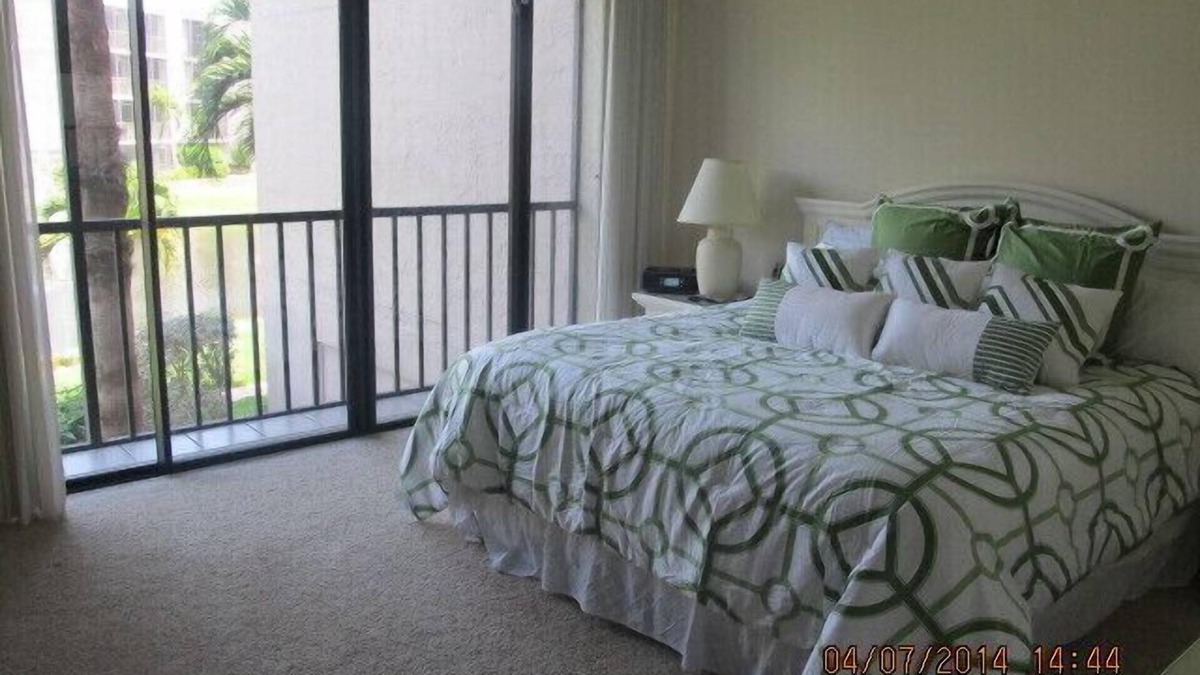 Sanibel Condo | Renovated, 2 + BR+Den/2 Bath Condo/Gulf View, R202 GREAT REVIEWS/Sundial East