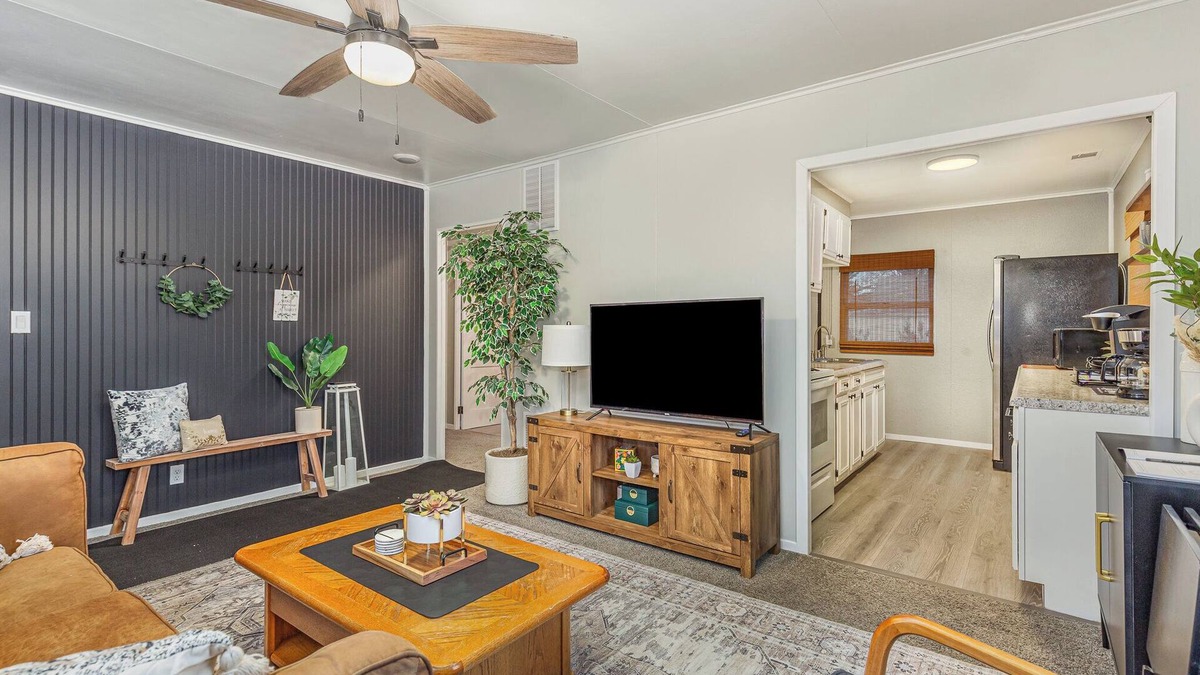 Jeffersonville House | Renovated 2 BR Oasis in Jeffersonville - 10 Mins to Louisville - with Yard