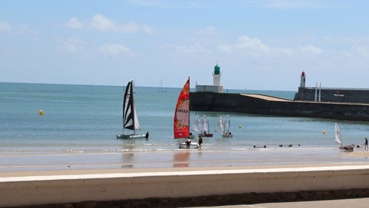 Les Sables d'Olonne Apartment | Renovated 2-Room Apartment with Sea View, Near Center