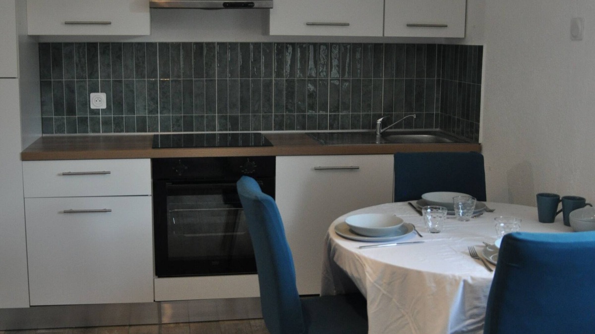 Peloux-Mail Apartment | Renovated 2-room apartment on first floor near train station