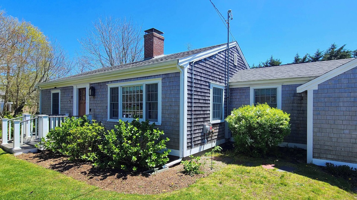Eastham House | Renovated 2BD-Central Air, Deck, Enclosed Outdoor Shower, Close to Great Pond & Bike Trail