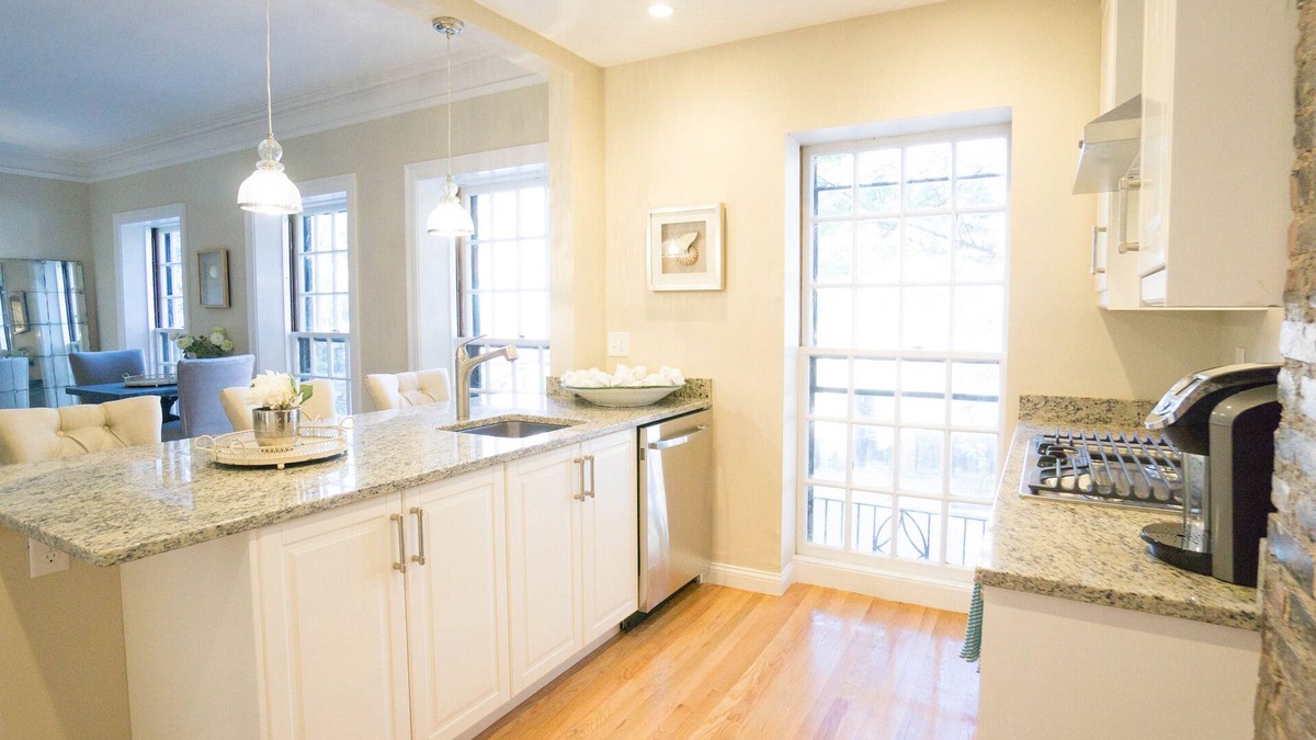 Beacon Hill Condo | Renovated 2BR | 1.5BA on Charles St