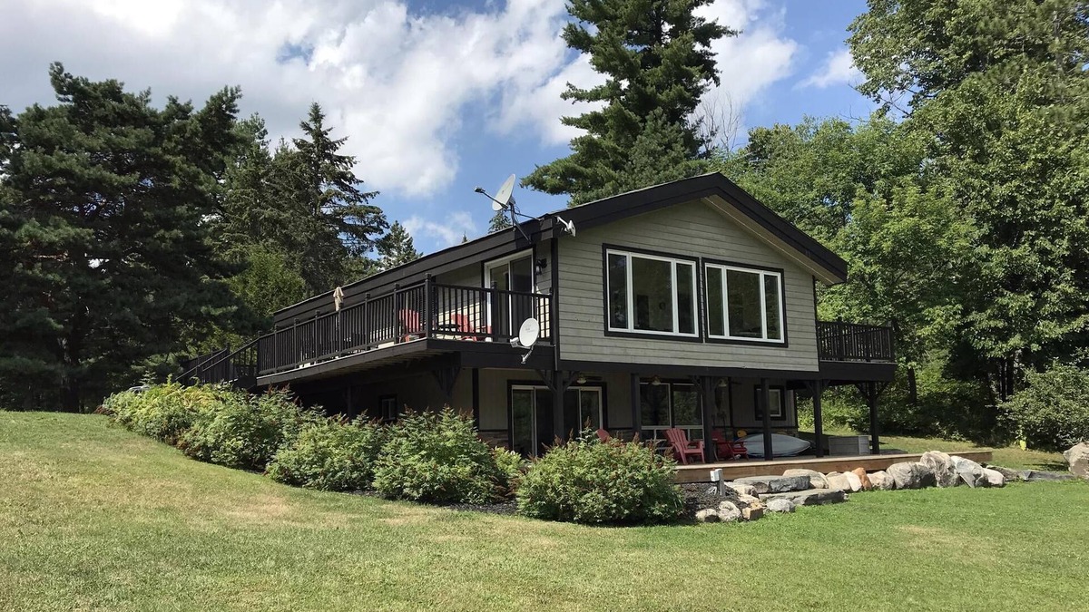 Minett Cottage | Renovated 3 Bed, 3 Bath. Mins from Port Sandfield. Tennis! Beach!
