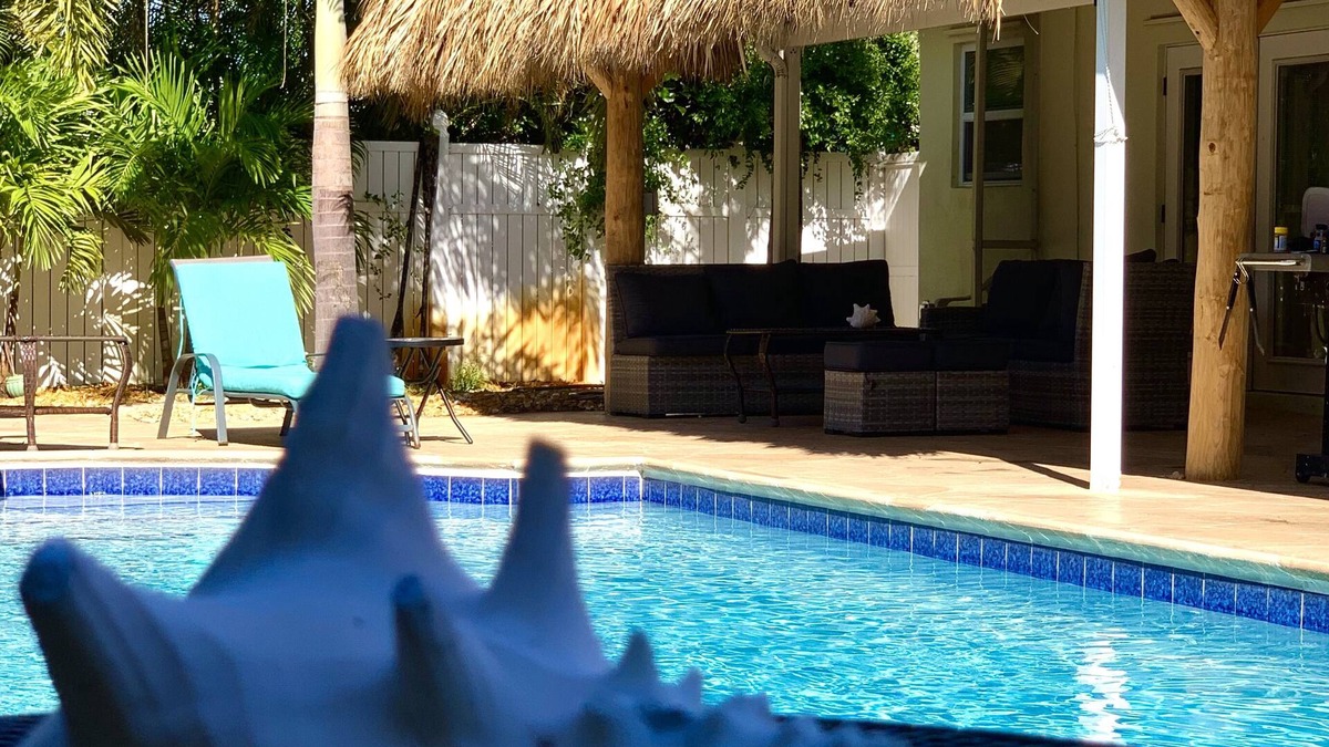 North Corals House | Renovated 3BR/2BA with large heated saltwater pool & tiki bar