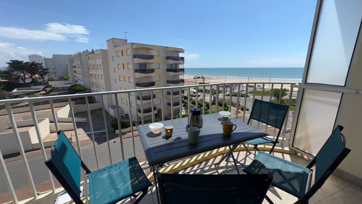 Saint-Jean-de-Monts Apartment | Renovated apartment 50m from sea for 6 people