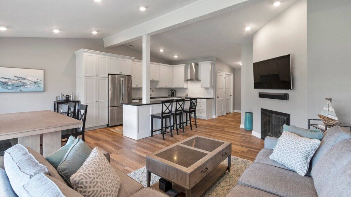 Fontana-on-Geneva Lake Villa | Renovated Abbey Villa Getaway |Patio | Pool |Short Walk to the Water |Gas Fireplace |King Master