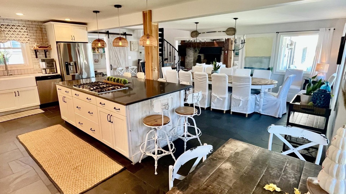 A-Zone House | Renovated, Amazing Bayview Sunsets, 5 Bd/4 Bath, Sleeps 14. Multifamily Getaway