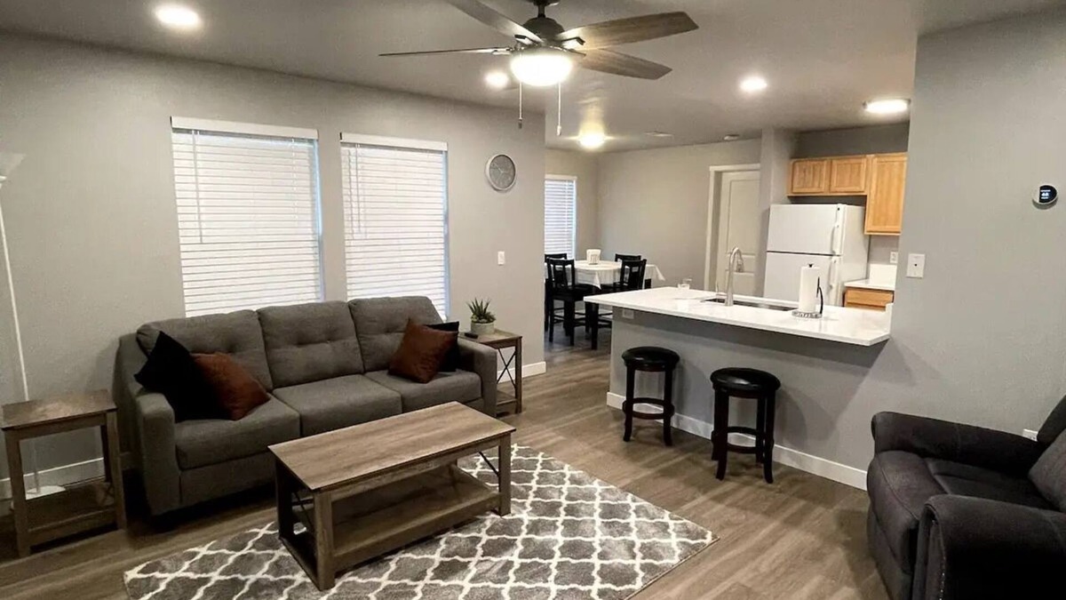 Meridian Apartment | Renovated and Comfortable-South Meridian. Close to everything.