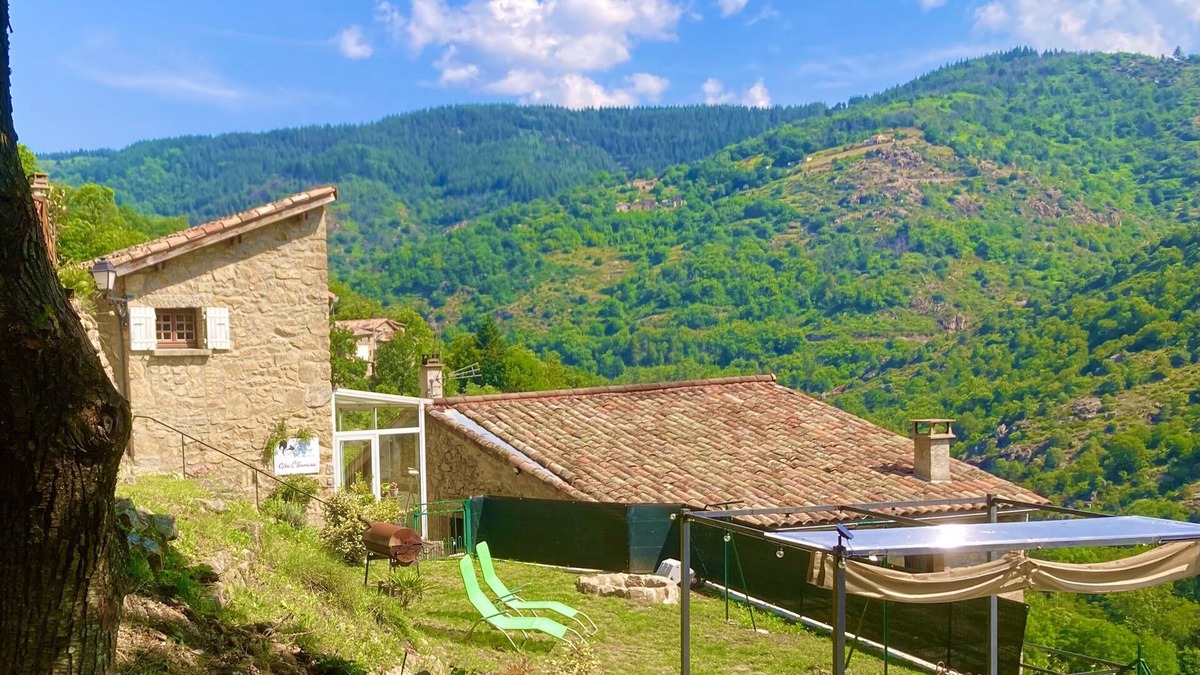 Asperjoc House | Renovated and decorated in a Shabby style, where softness and romanticism reign.
