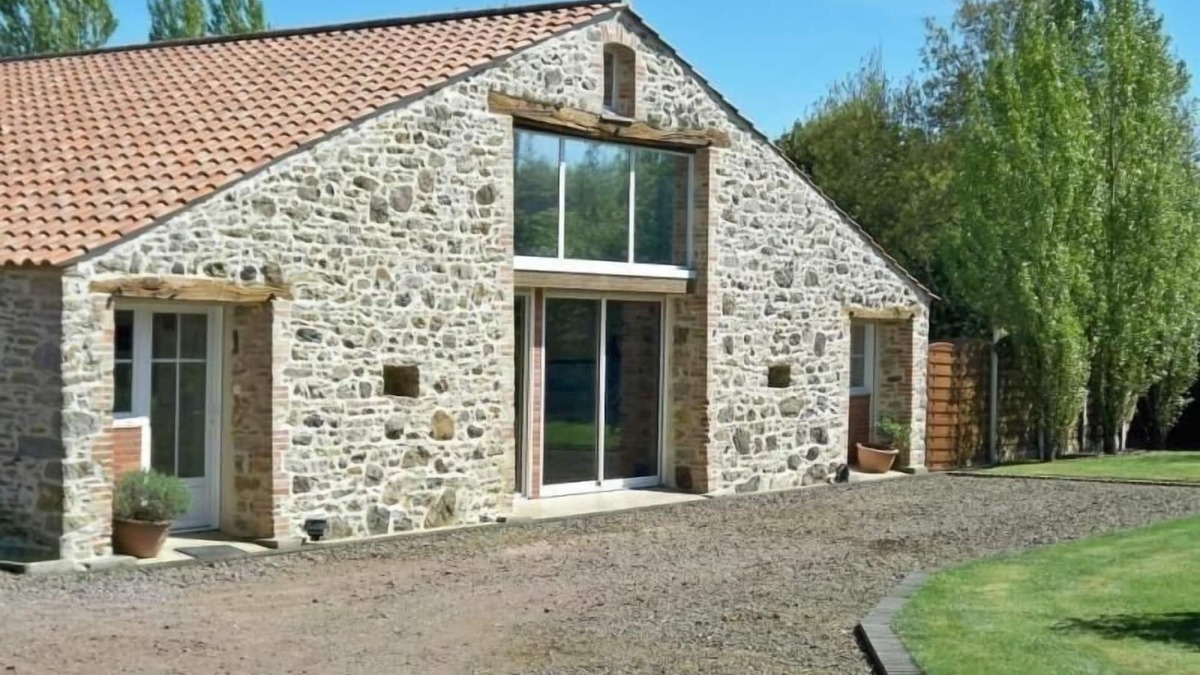 Le Champ-Saint-Pere Cottage | Renovated Barn with Private Pool, Large Garden, and Modern Amenities in Le Champ-Saint-Père