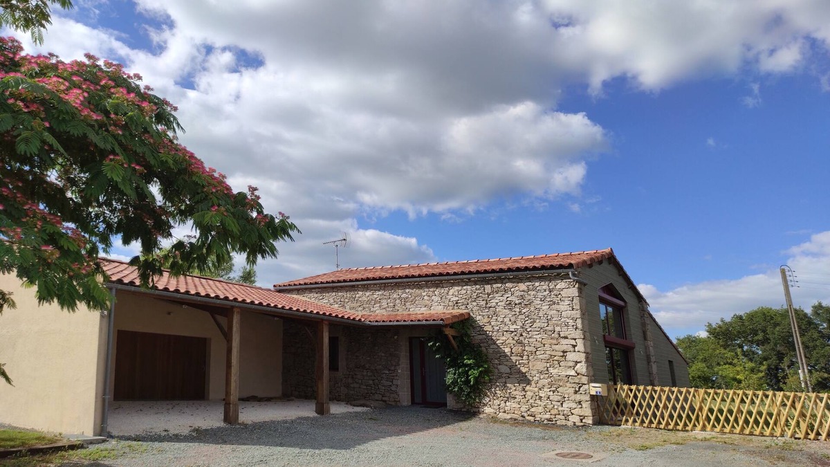La Verrie House | Renovated barn of 125 m² at 10 from Puy du Fou. Large outdoor space.