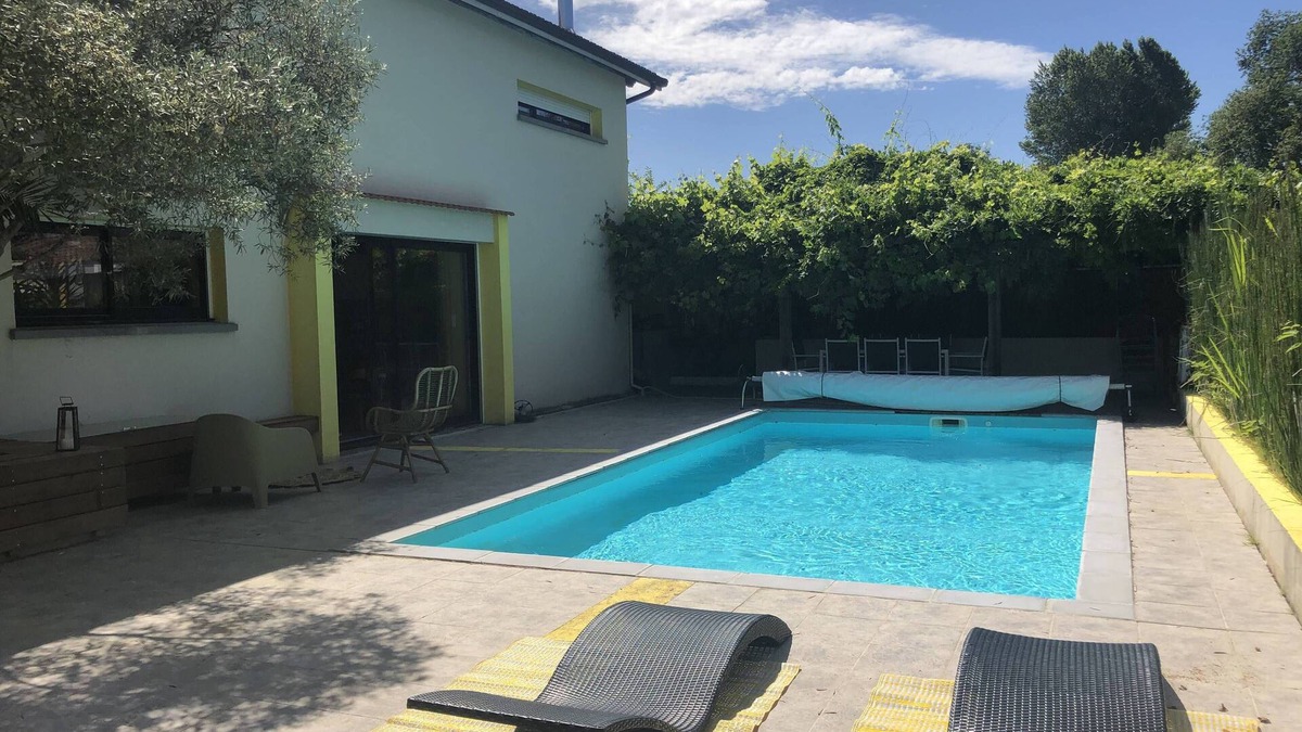 Parempuyre House | Renovated barn with pool
