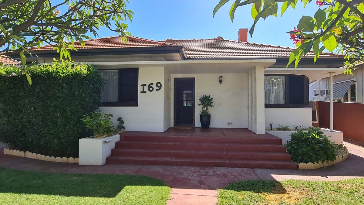Geraldton House | Renovated beauty on Durlacher - Walking distance to all amenities