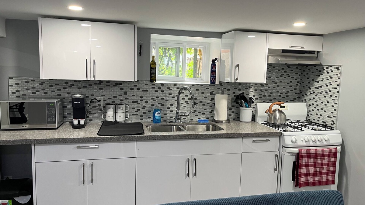 Koreatown House | Renovated BSMT in Little Italy 5 min walk to subway!