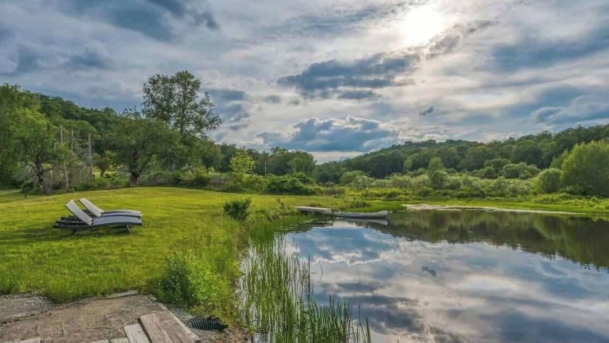 Roscoe House | Renovated Chalet with Hot Tub and Pond