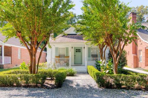 Mount Pleasant House | Renovated Charleston Oasis Mins to Dtwn and Beach