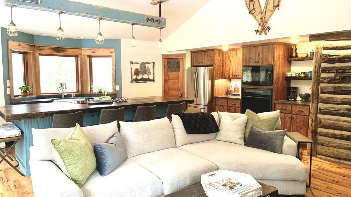 Jacksonport House | Renovated Charming Log Cabin on 4 Acres in Jacksonport