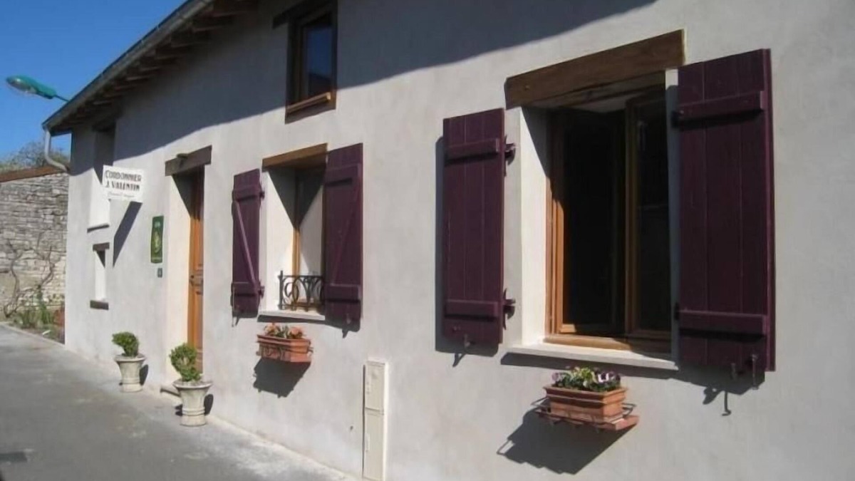 Tonnoy Cottage | Renovated Cobbler's Cottage with Terrace - Cozy Village Retreat near Nancy