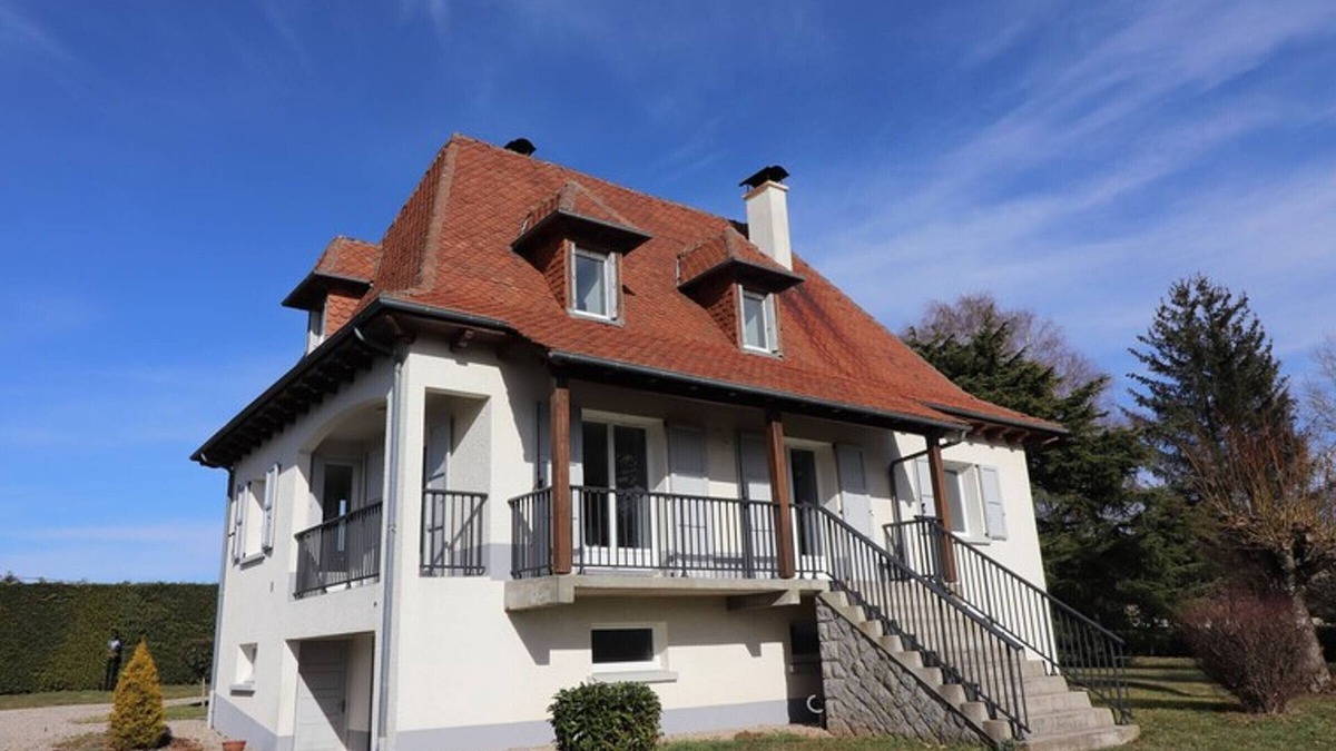 Arpajon-sur-Cere Cottage | Renovated cottage near Aurillac, garden & garage