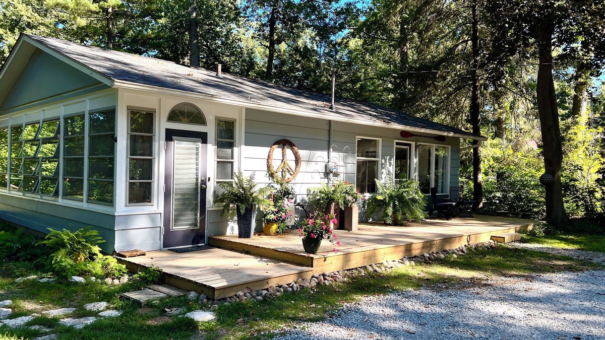 New Buffalo House | Renovated Cottage- Hot Tub, Close To Private Association Beach & EV Charger
