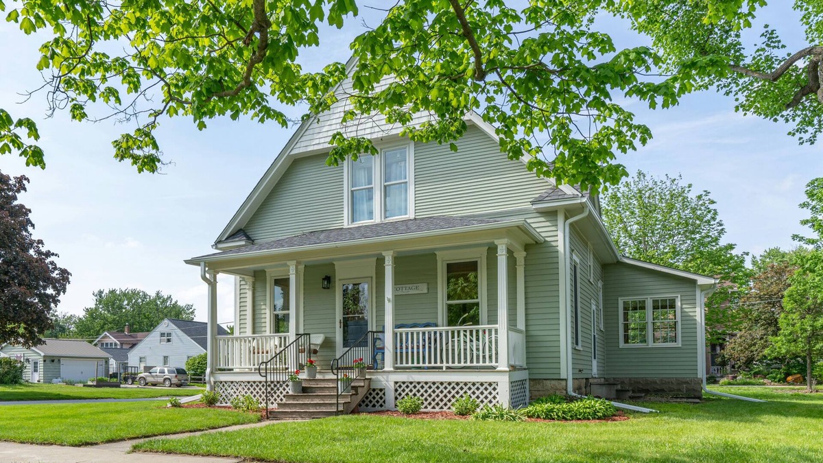 Winterset Cottage | Renovated Cottage on Court: 3 blocks to historic downtown square