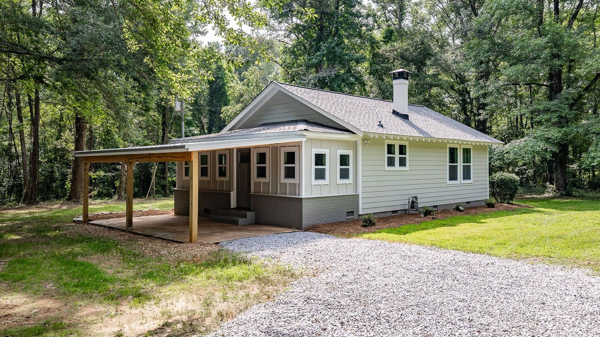 Arnoldsville House | Renovated Cottage on 5 Acres near Athens!