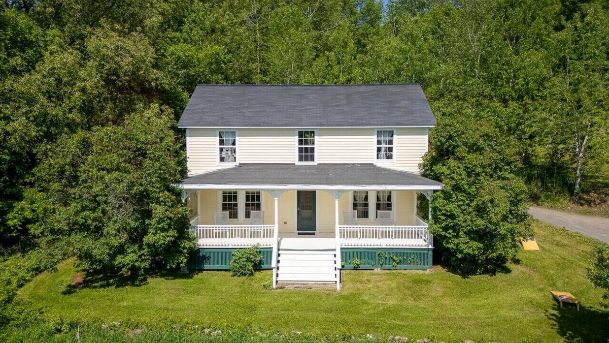 Bloomville House | Renovated Country Farmhouse – Private, Pet-Friendly & Family Ready