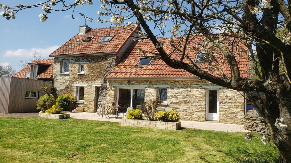Saint-Lo House | Renovated country property 2kms from town with swimming pool